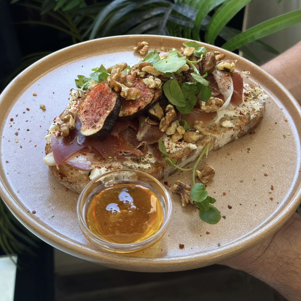 Pão de Mafra, queijo ricotta, figo fresco, mel, nozes pecan, presunto parma, especiarías